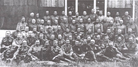 1945 г. Фронтовики-эстохагинцы. В 3-ем ряду сидит Л. Пэрн.